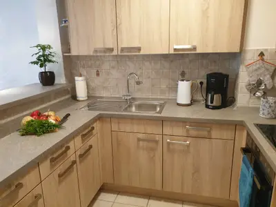 Küche mit Durchreiche zum Wohnbereich