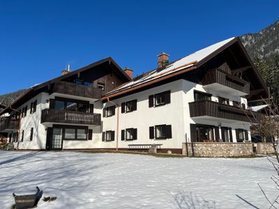 Blick auf Haus und Terrasse im Winter