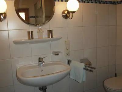 Badezimmer mit Dusche/WC