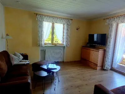 Das Wohnzimmer mit eigenem Balkon und Blick auf den Watzmann