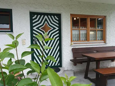 Ihr Hauseingang mit netter Grünfläche