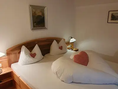 Entspannen und sich erholen - im gemütlichen und handgeschreinerten Schlafzimmer