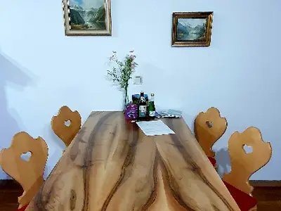 verspielte Nussbaum-Tischplatte