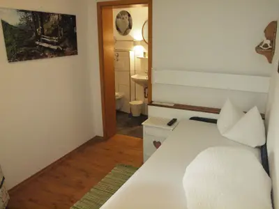 Einzelzimmer mit eigenem Bad