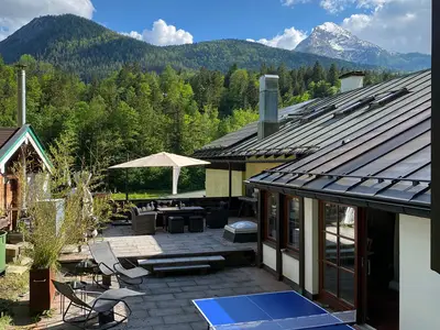 Große Sonnenterrasse mit Blick auf den Watzmann