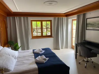 Schlafzimmer 1 mit Doppelbett und Schreibtisch