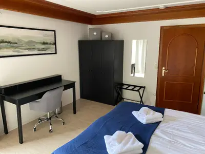 Schlafzimmer 1 mit Doppelbett, Schrank und Schreibtisch