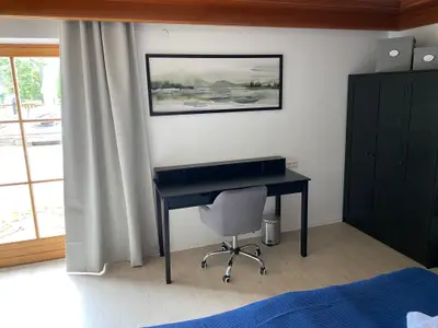 Schlafzimmer 1 mit Doppelbett, Schreibtisch und Schrank