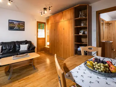 Wohnzimmer mit Schrankbett