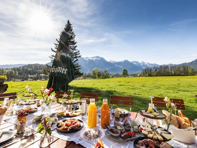 Frühstückstafel auf der Panoramaterrasse mit Morgensonne