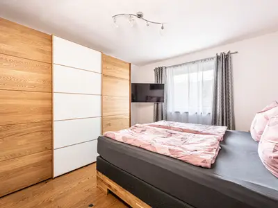 Schlafzimmer 1