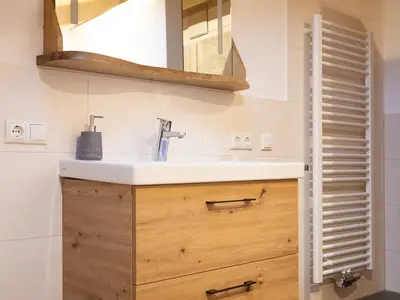 Badezimmerspiegel mit integriertem Licht