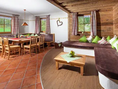 Wohnzimmer mit Essbereich