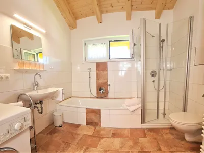 Badezimmer mit Dusche, Badewanne und Waschmaschine Fewo Am Böcklweiher