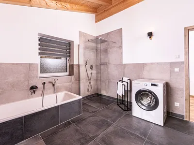 Badezimmer mit Badewanne und Dusche Fewo Eder's Watzmannblick