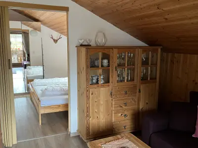 Wohnzimmer mit Blick aufs Schlafzimmer