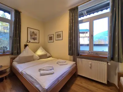 Schlafzimmer mit Doppelbett Fewo Kehlstein Hienleit