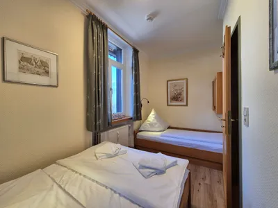 Schlafzimmer mit Doppelbett und Einzelbett Fewo Kehlstein Hienleit