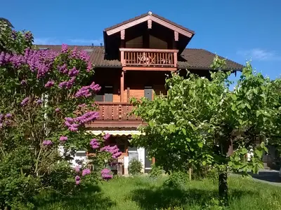 Hausansicht Ostseite mit Balkon Fewo Rauher Kopf 2. OG