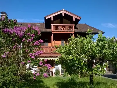 Hausansicht Ostseite mit Balkon Fewo Rauher Kopf im 2. OG