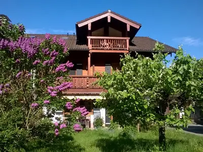 Hausbild Ostseite mit Balkon Ferienwohnung Rauher Kopf