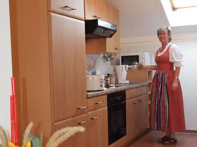 Küche Fewo Rauher Kopf mit Gastgeberin Agnes Boigs