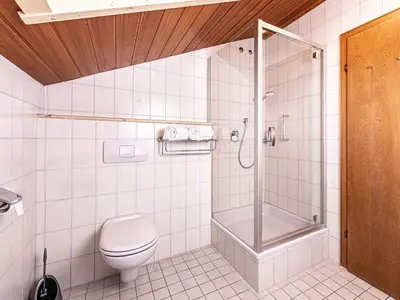 Bad mit Dusche WC Fewo Untersberger Kuschelnest