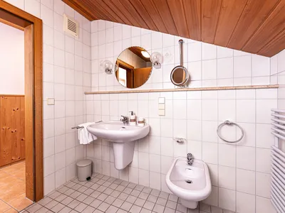 Bad mit Dusche WC Fewo Untersberger Kuschelnest