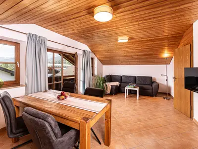 Wohn-/Essbereich mit Zugang zum Balkon Fewo Watzmann Family