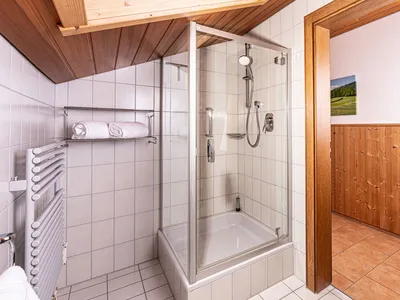 Bad mit Dusche WC Fewo Watzmann Family