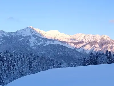 unser Bauernhof im Winter mit Blick zum Lattengebirge