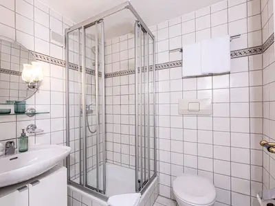 Bad mit Dusche WC Fewo Alpennest