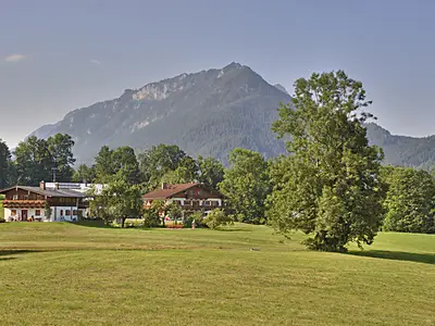 Unser Bauernhof umgeben von saftigen Wiesen
