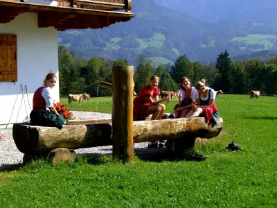 Am Brunnentrog vor unserem Bauernhof