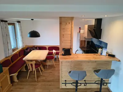 Essbereich mit Küche und Tresen