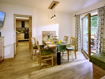 Gemeinsam essen, lachen und den Urlaub genießen