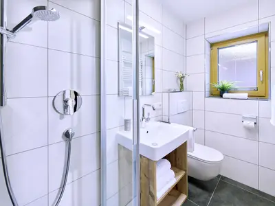 Beginnen Sie den Tag erfrischt – im hellen und modernen Badezimmer