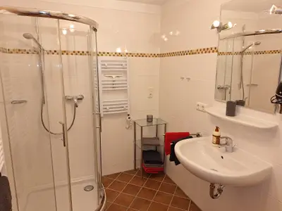 Badezimmer mit Dusche und Waschmaschine