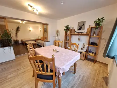 Essbereich mit Blick ins Wohnzimmer