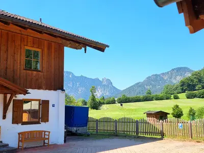 Außenansicht mit Parkplatz