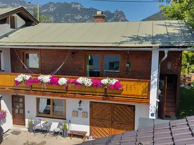 Hausansicht mit Schlafender Hexe im Hintergrund