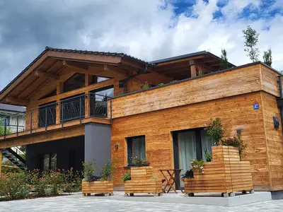 Hausansicht mit FeWo GöllGlück + Terrasse