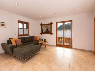 Gemütlicher Wohnbereich mit Couch und TV Fewo Watzmannblick