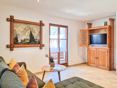 Wohnzimmer mit Sofaecke und TV