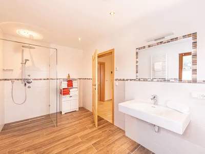 Bad mit ebenerdiger Dusche Fewo Watzmannblick