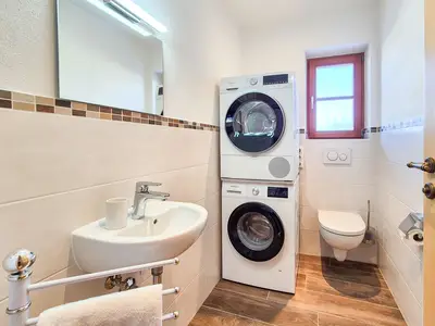 Separates WC mit Waschmaschine und Trockner
