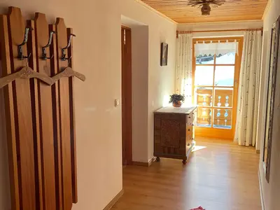 Heller Flur mit Garder