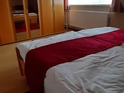Schlafzimmer Bild II