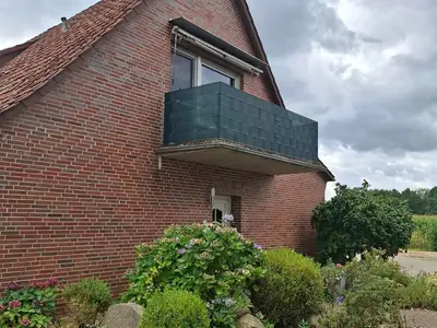 Hausansicht mit Balkon