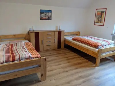 Schlafzimmer 2 mit zwei Einzelbetten